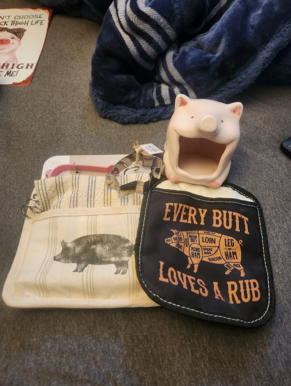 Pig-Themed Kitchen Set with Oven Mitt & Potholder